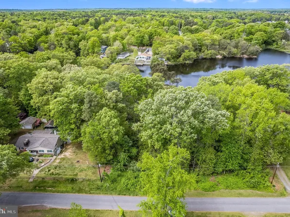 17 Lakeview Dr, Colonial Beach, VA 22443