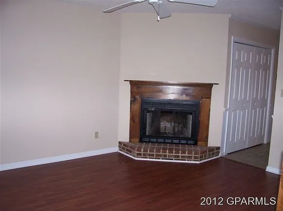2 bed, 1.5 bath, 1040 sqft, $1,050 — Photo 2
