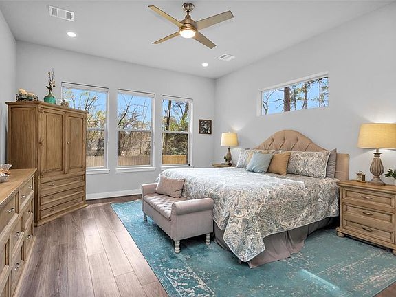 5th image of 15682 Corinthian Way