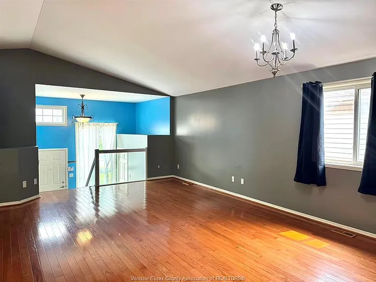 1011 Silverdale Dr — Photo 3