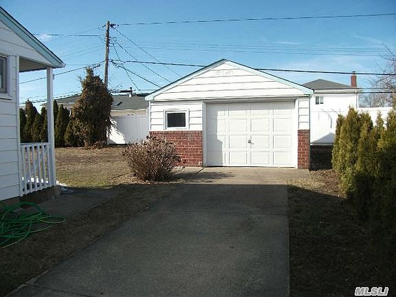 2nd image of 11 Amherst Ln