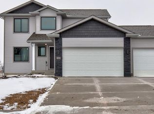 980 8th St, Waukee, IA 50263