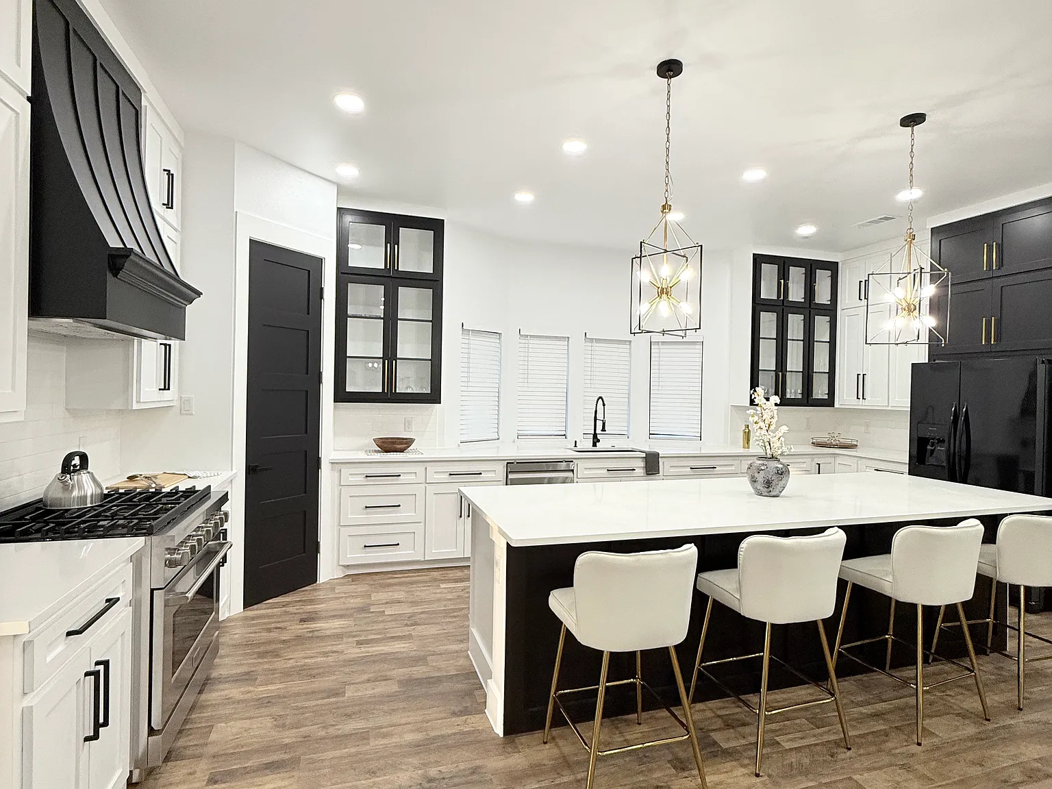 4 bed, 3.5 bath, 3000 sqft, $6,790 — Photo 4