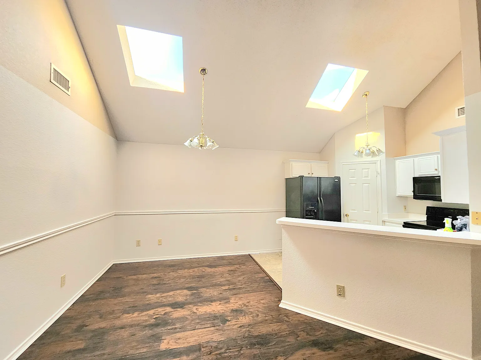 3 bed, 1384 sqft, $1,950 — Photo 2