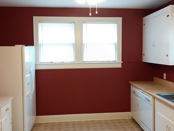 Kitchen w/ appliances