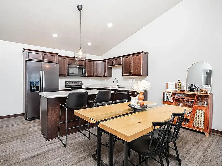 1063 Barnes Dr W — Photo 2