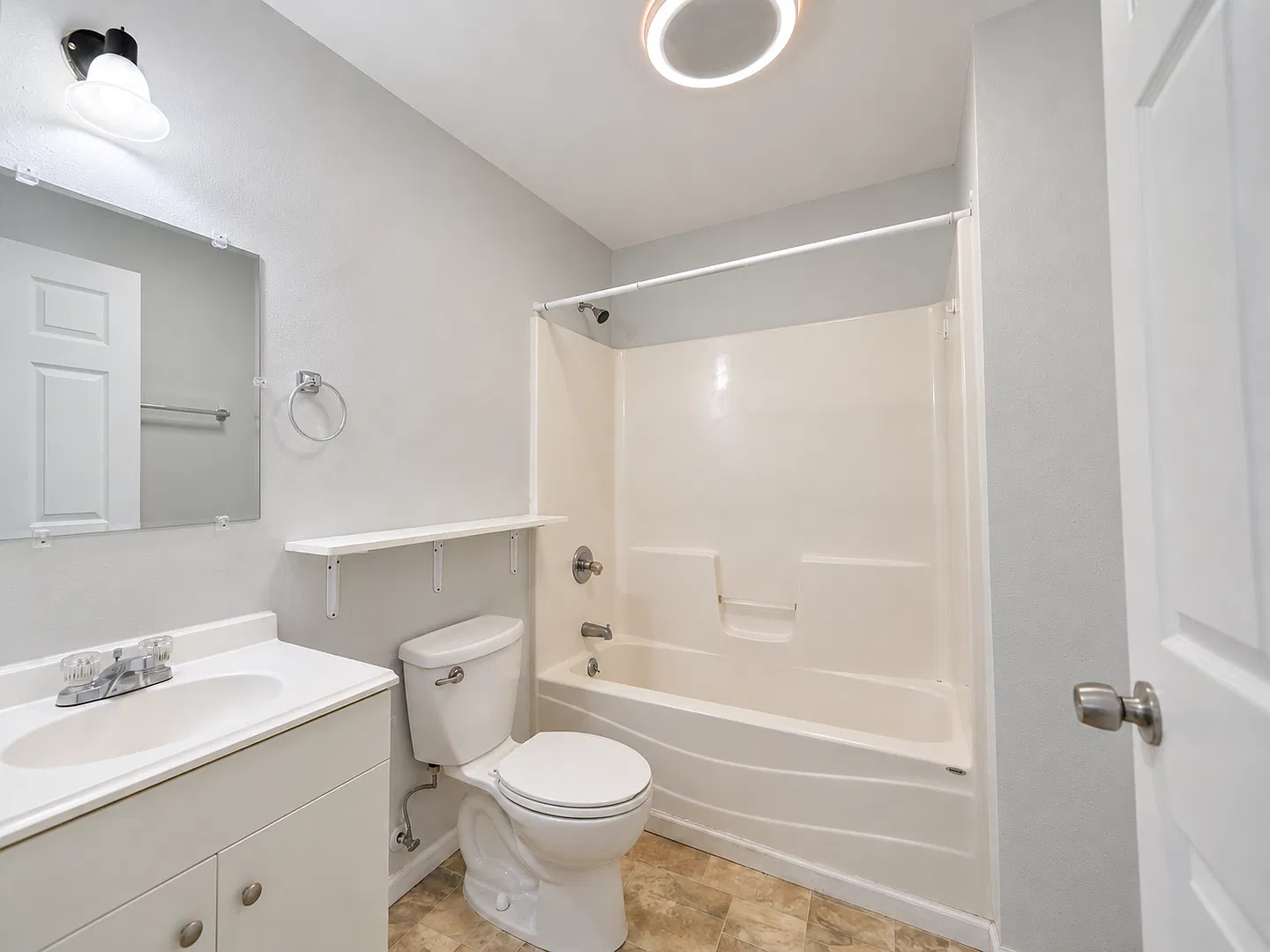 Studio Apartment At Vine Street Apartments - First Month Free! — Photo 4