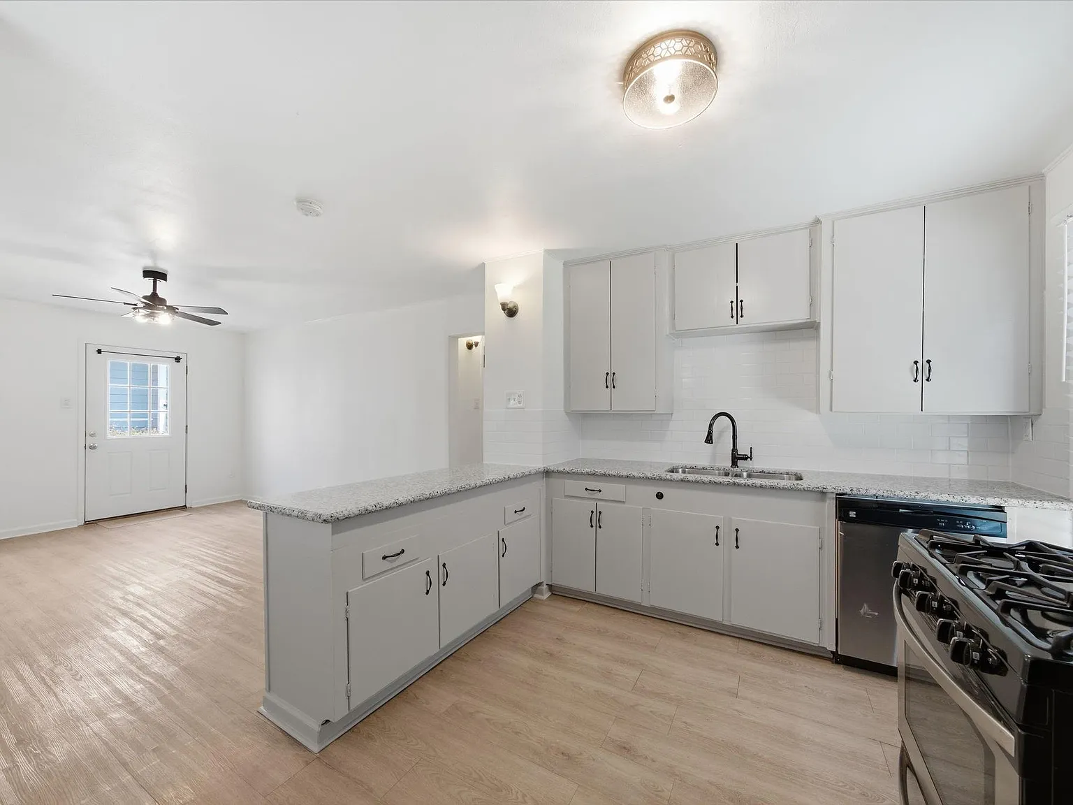 1 bed, 1.0 bath, 600 sqft, $1,700 — Photo 4