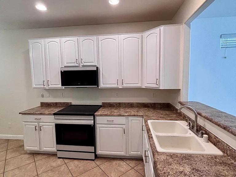 5606 W Saint Anne Ave — Photo 9