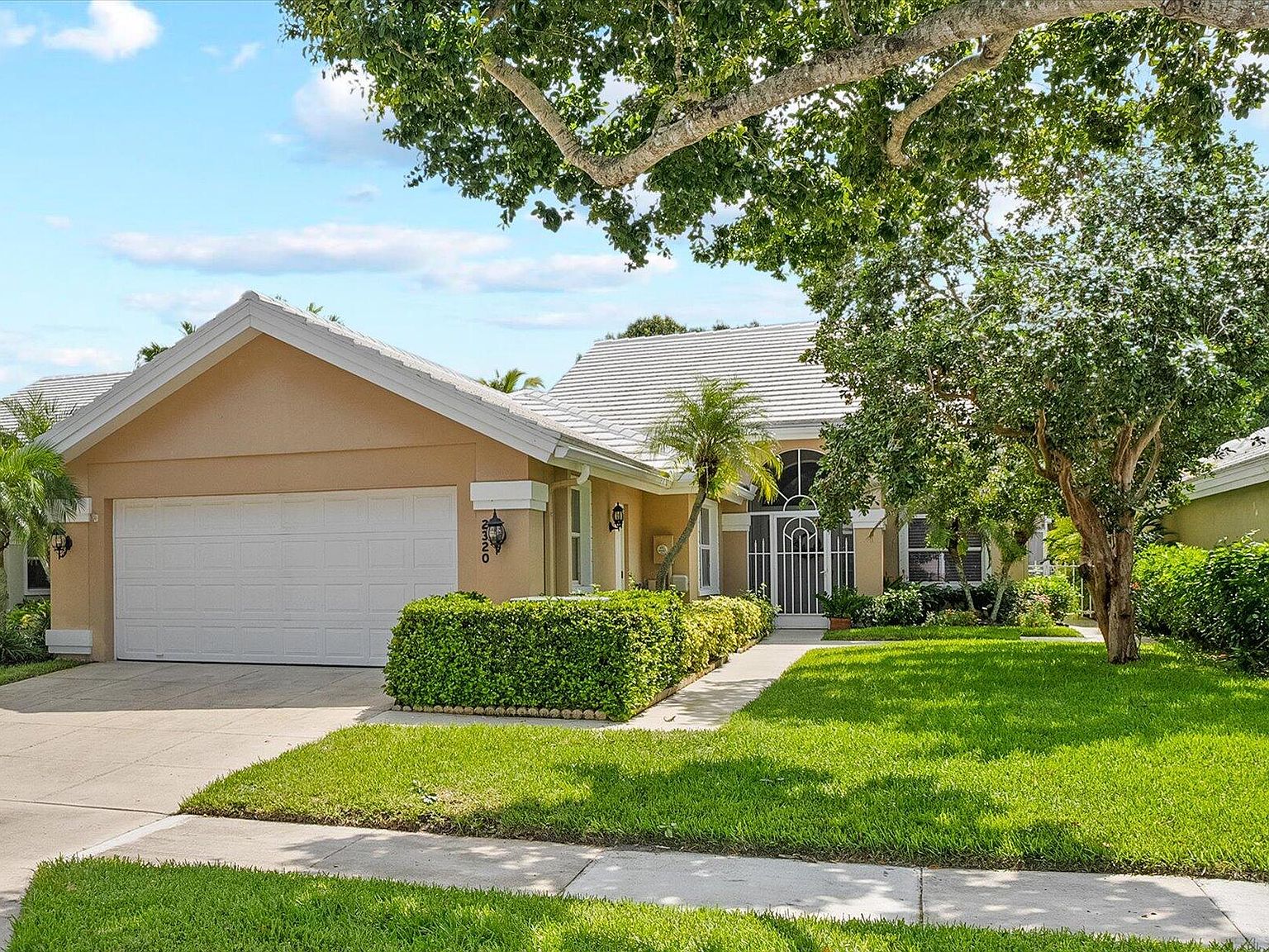 2320 Saratoga Bay Dr