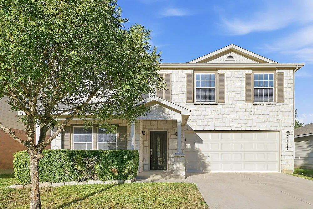 3 bed, 2.5 bath, 2390 sqft, $2,005 — Photo 1