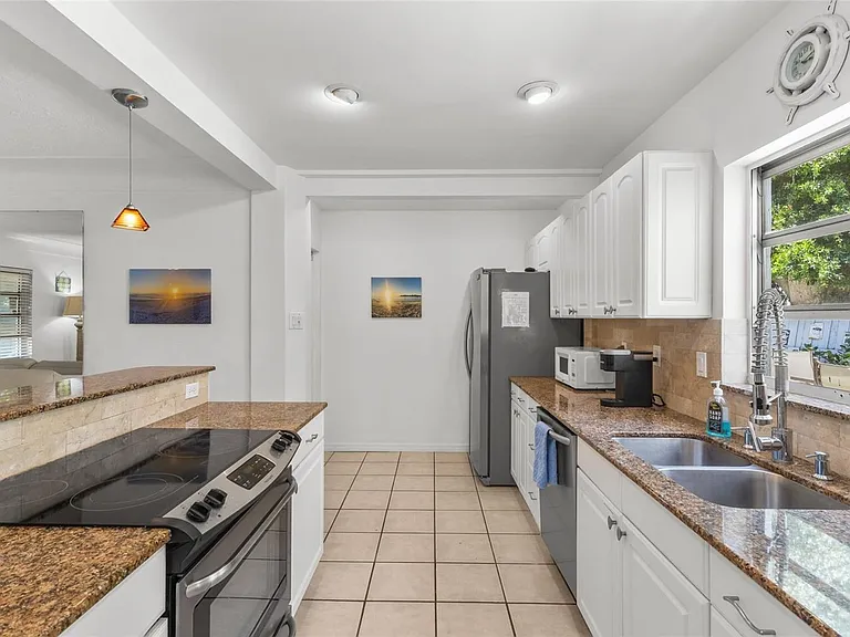 2082 Orchid St — Photo 6