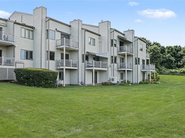 12 Seabreeze Ln, Bristol, RI 02809