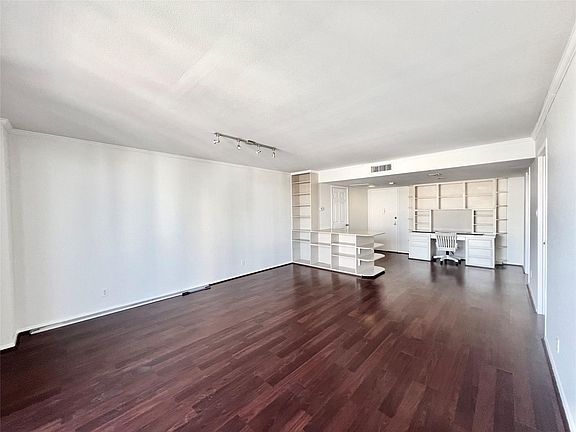 5th image of 2016 Main St APT 2405