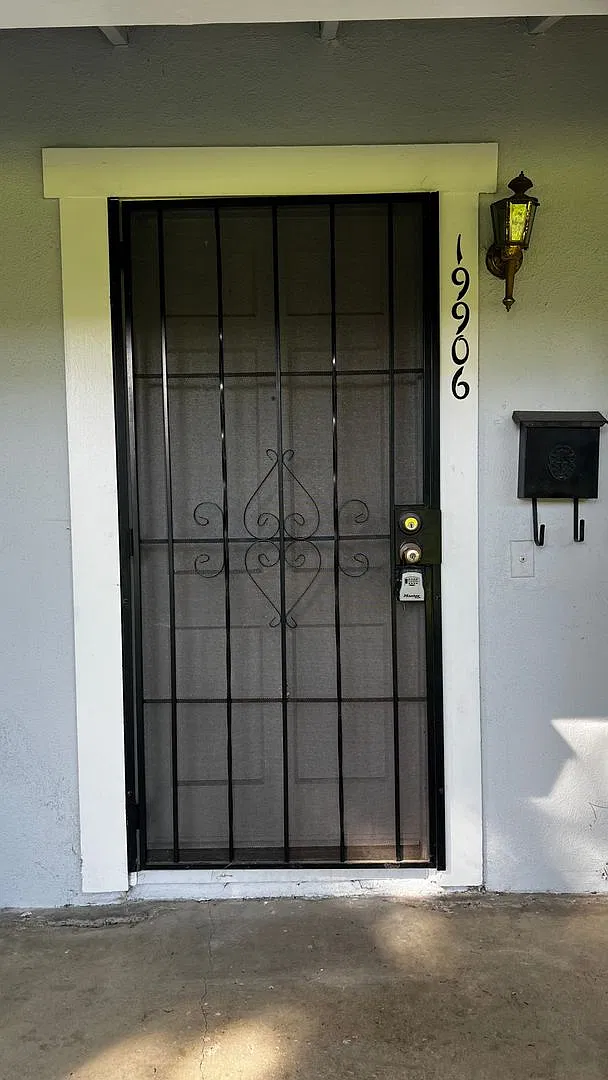 Remodeled 3 bedroom 1 and half bathroom home in Village Townhomes community — Photo 3