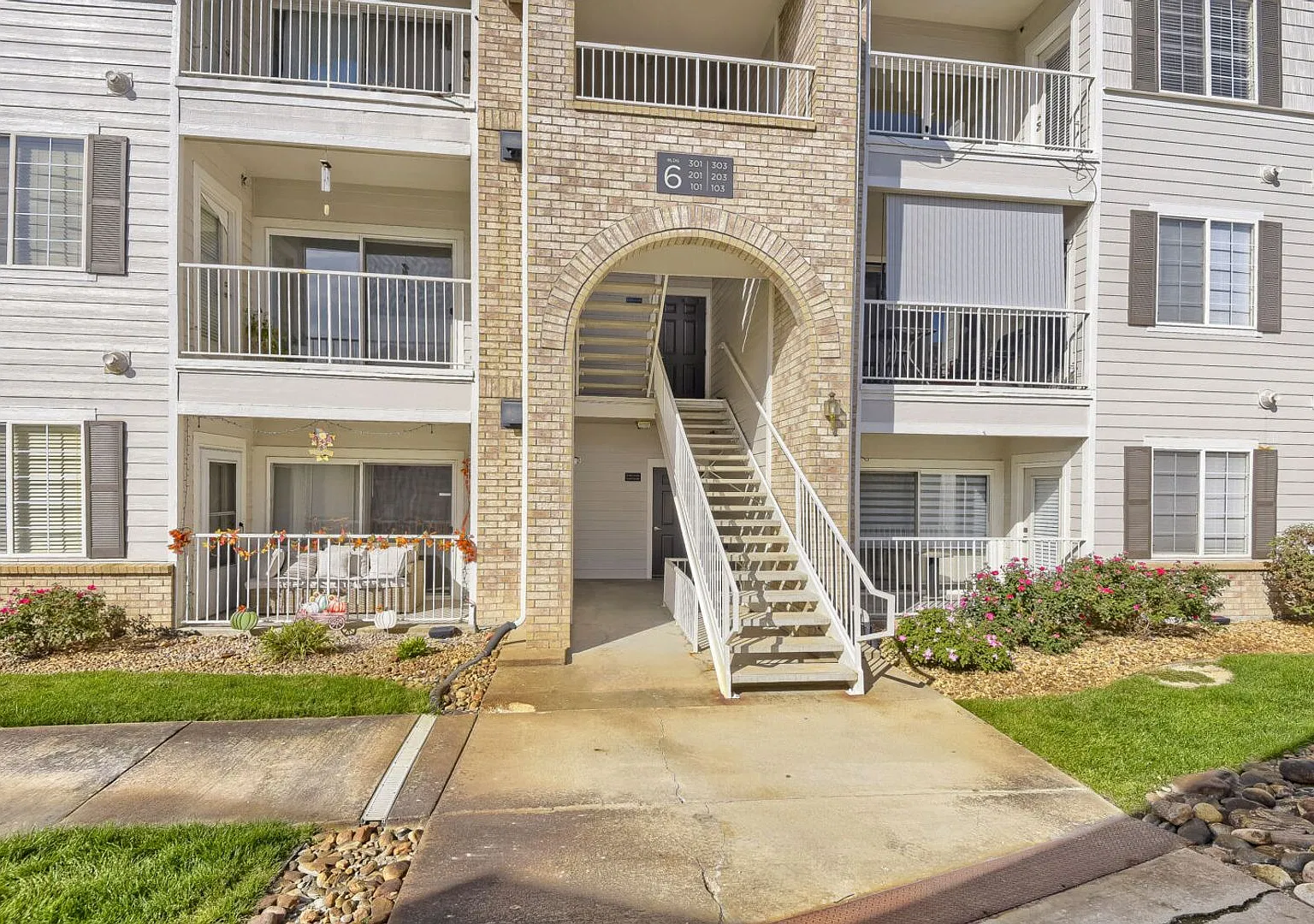 ** 3 bed, 2 bath Condo Near Jordan & Broncos Pkwy - 1 Car Detached Garage ** Must SEE ** — Photo 2