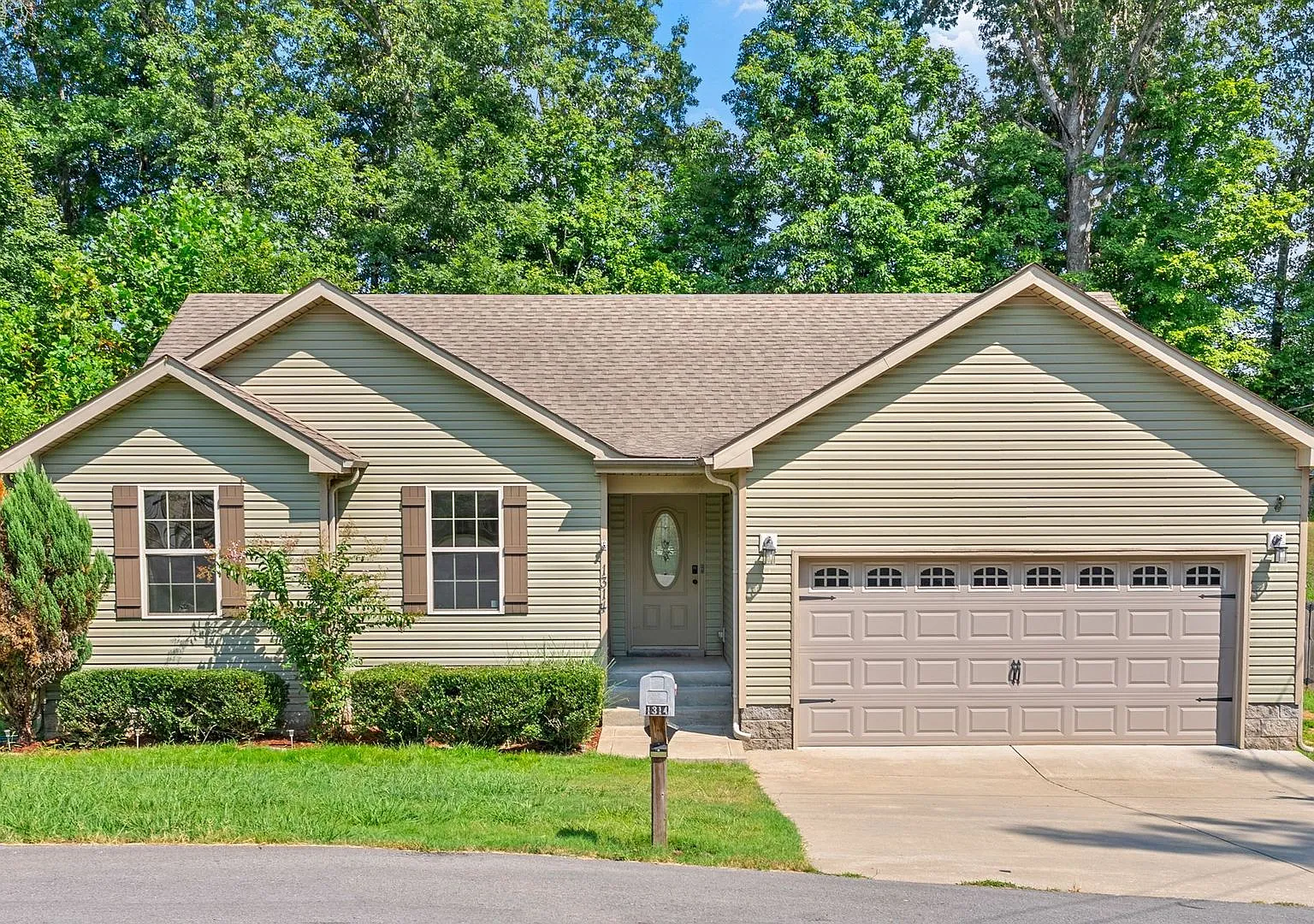1314 Hand Drive — Photo 2