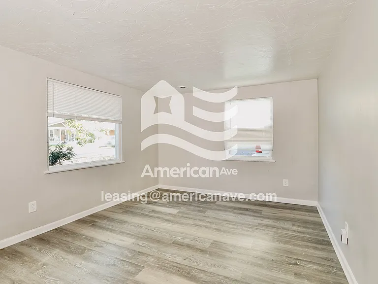 1493149_004_wm_-_living_room_13427580.jpg