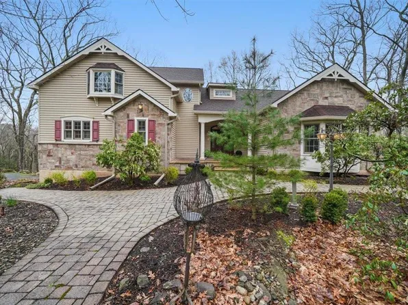 200 Goldrush Dr, Hawley, PA 18428