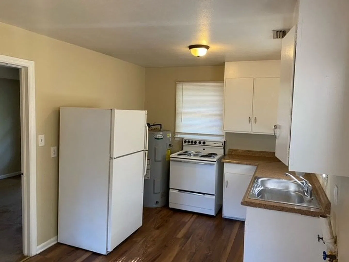 2 bedroom/1 bath Apartment home — Photo 2