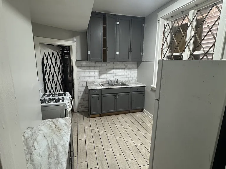 7250 S Langley Ave — Photo 4