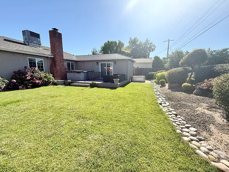921 York St — Photo 33