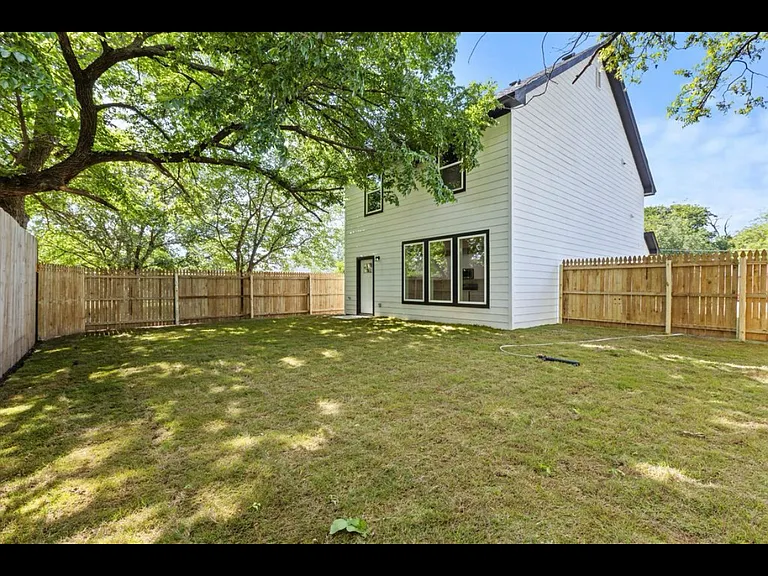 310 E Brockett St — Photo 3