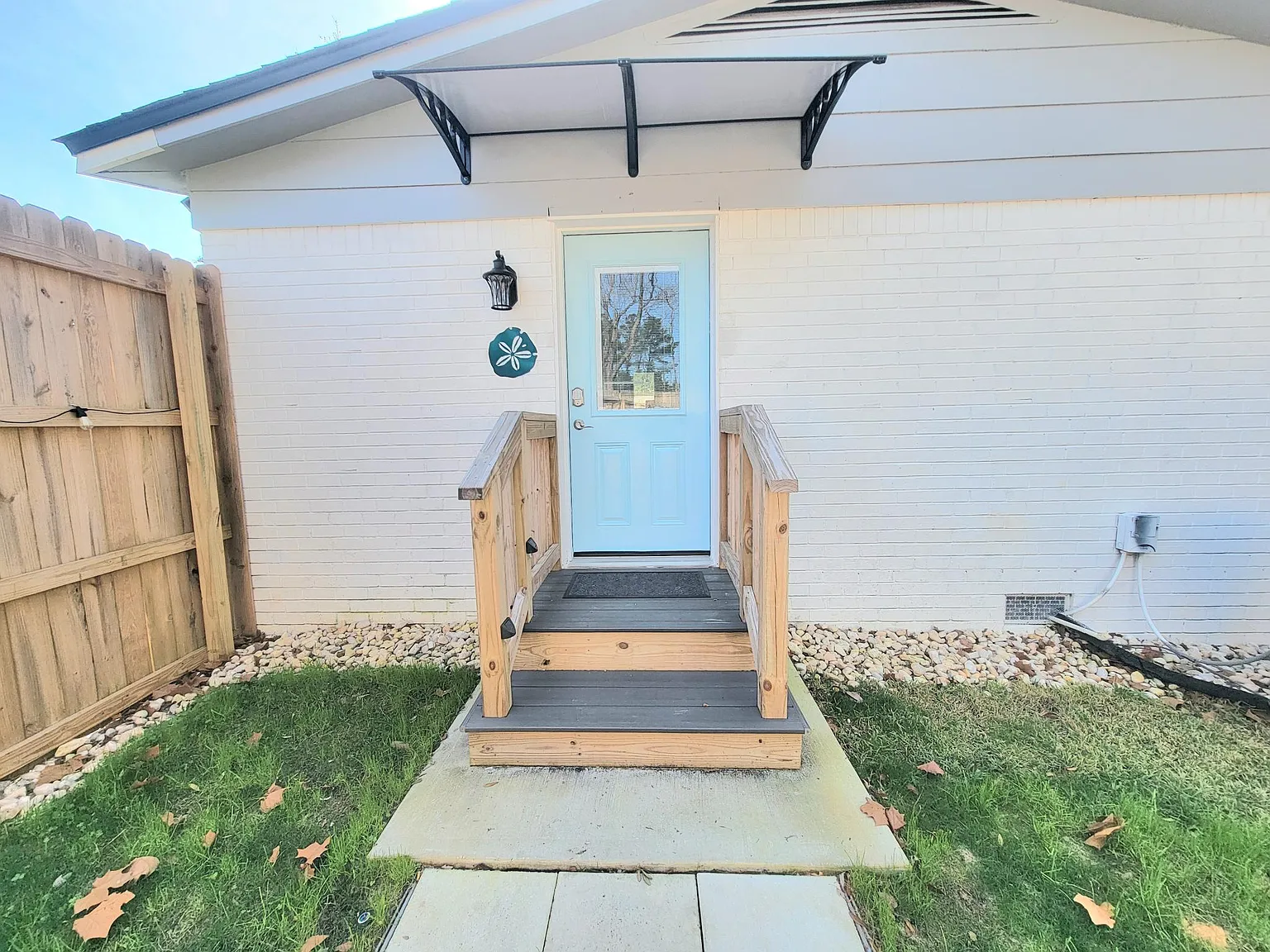 1349 Harvard Dr — Photo 2