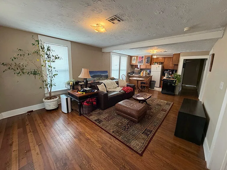 320 W Duffy St — Photo 3