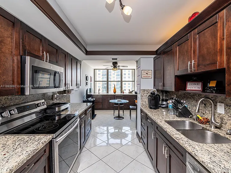 2401 S Ocean Dr — Photo 10