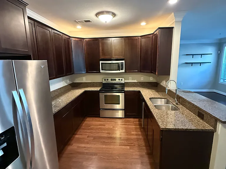950 Perry St — Photo 5