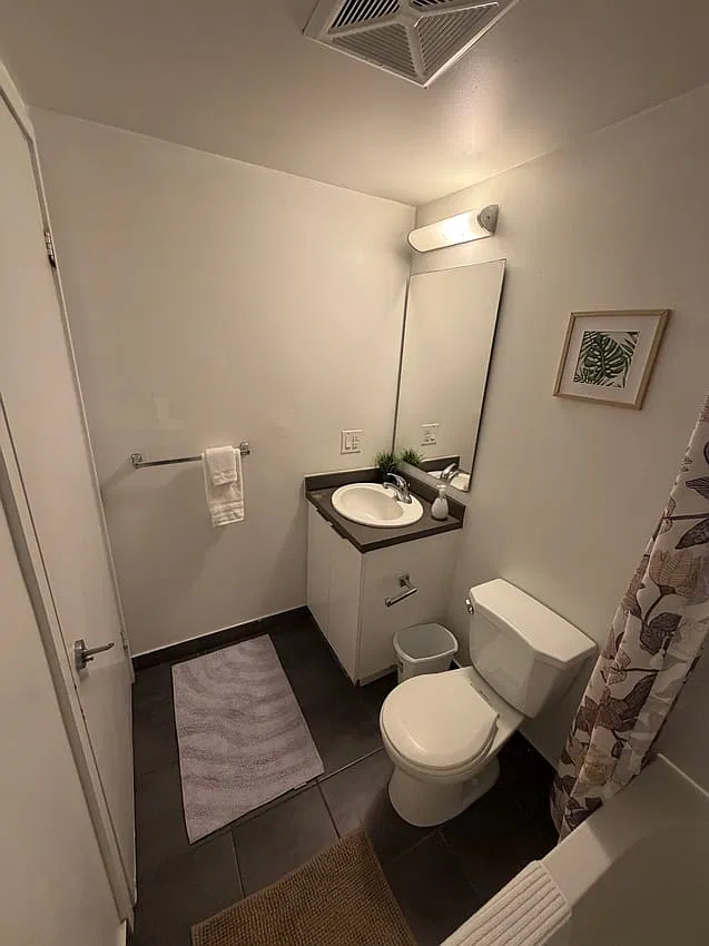 Deluxe Room without Window - York Street & Bremner Boulevard — Photo 4