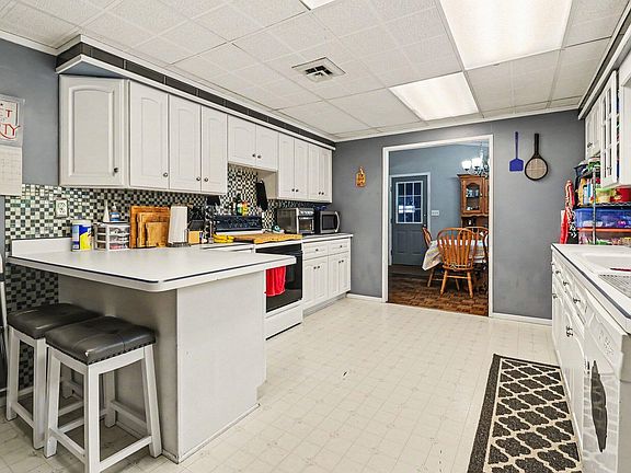 4th image of 2218 Maple Rd