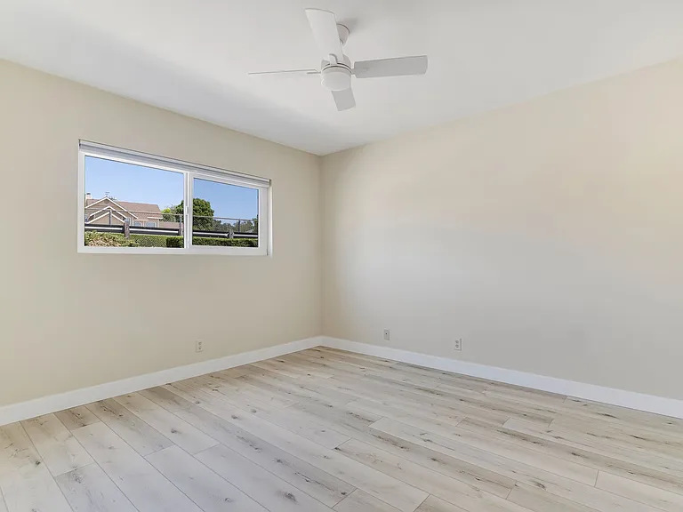 1690 E Hillcrest Dr — Photo 22