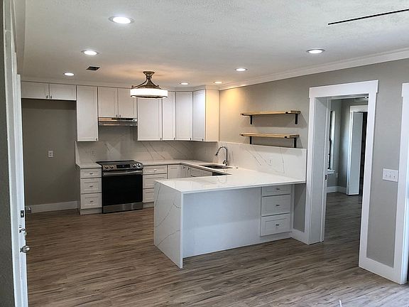 4th image of 724 Dickens Dr