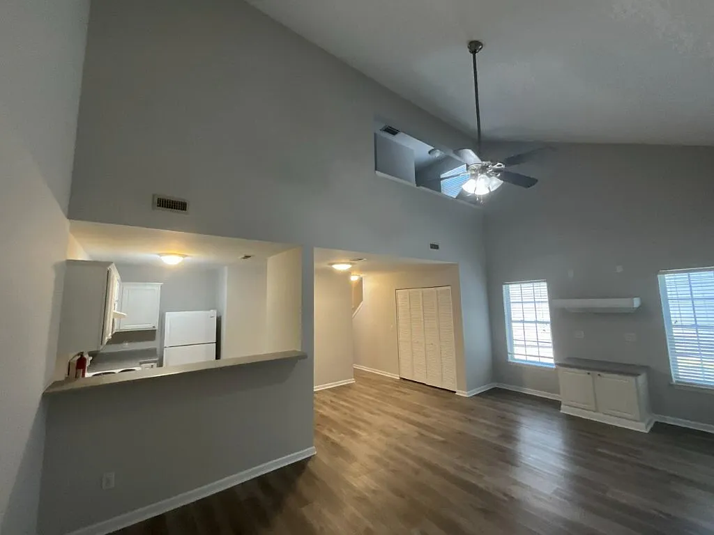 3 bed, 2.0 bath, 1254 sqft, $1,800 — Photo 3