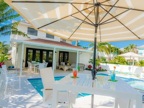 10082 VANDERBILT DR, NAPLES, FL 34108