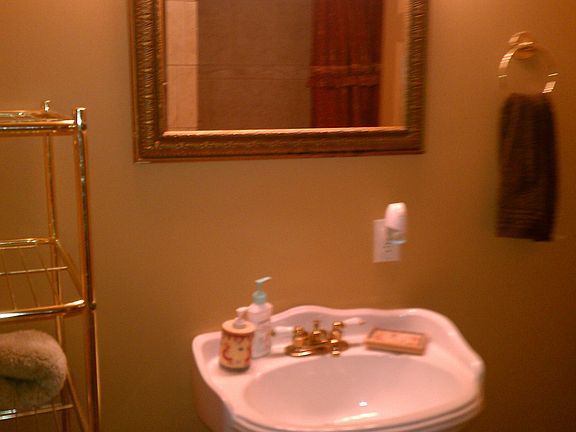 BATHROOM PIC #1