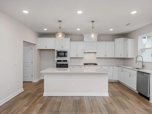 559 Whinfield Pl, Aberdeen, NC 28315