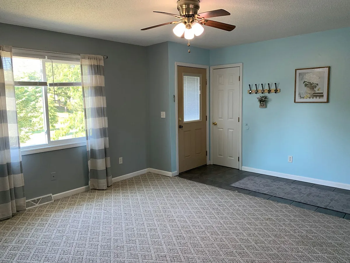 Building Photo - 102 Red Bud Cir