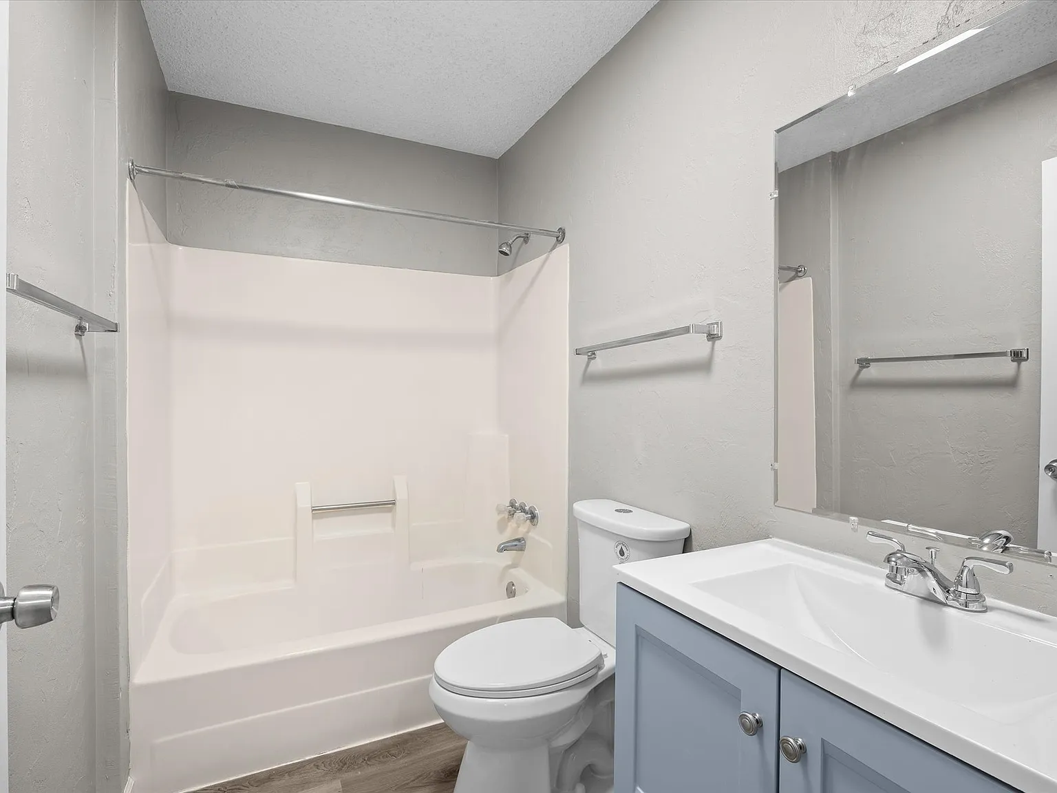 2 bed, $1,300 — Photo 3