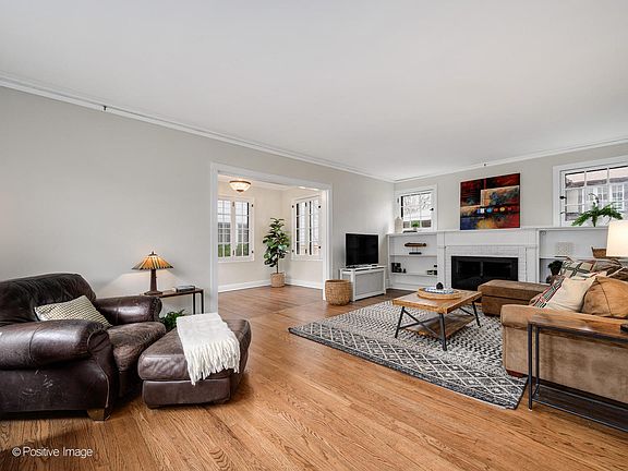 3rd image of 802 Clinton Pl