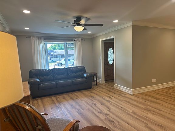 3rd image of 1927 Arapaho Dr