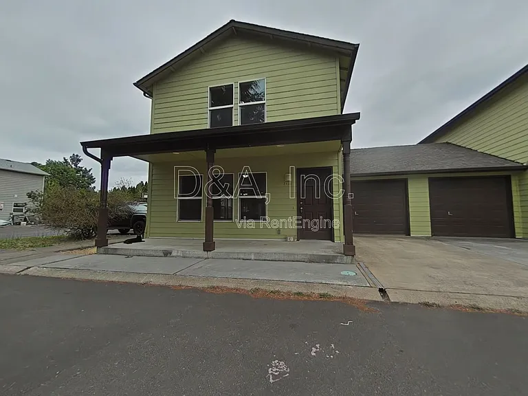 3435 SE 3rd St — Photo 1