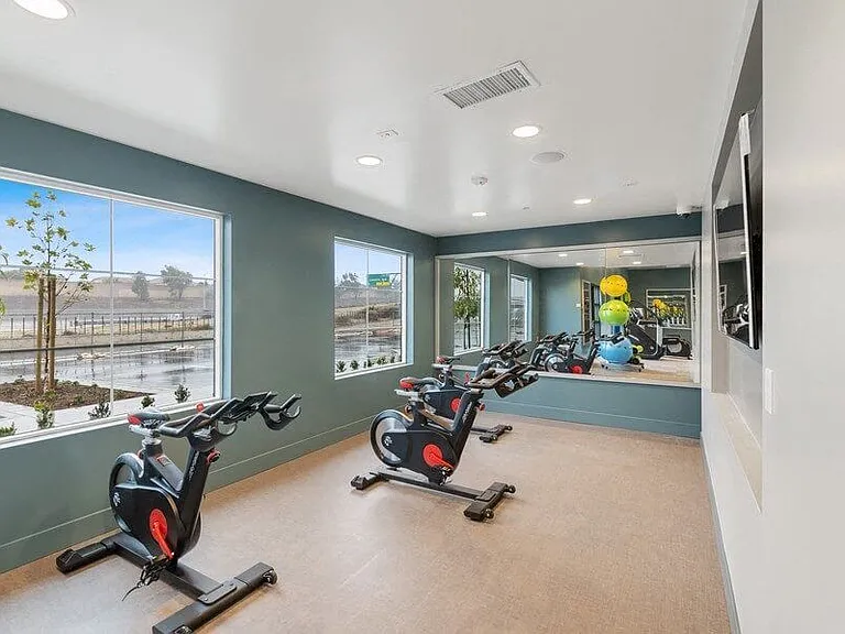 Vernola Marketplace Luxury Apartments — Photo 21