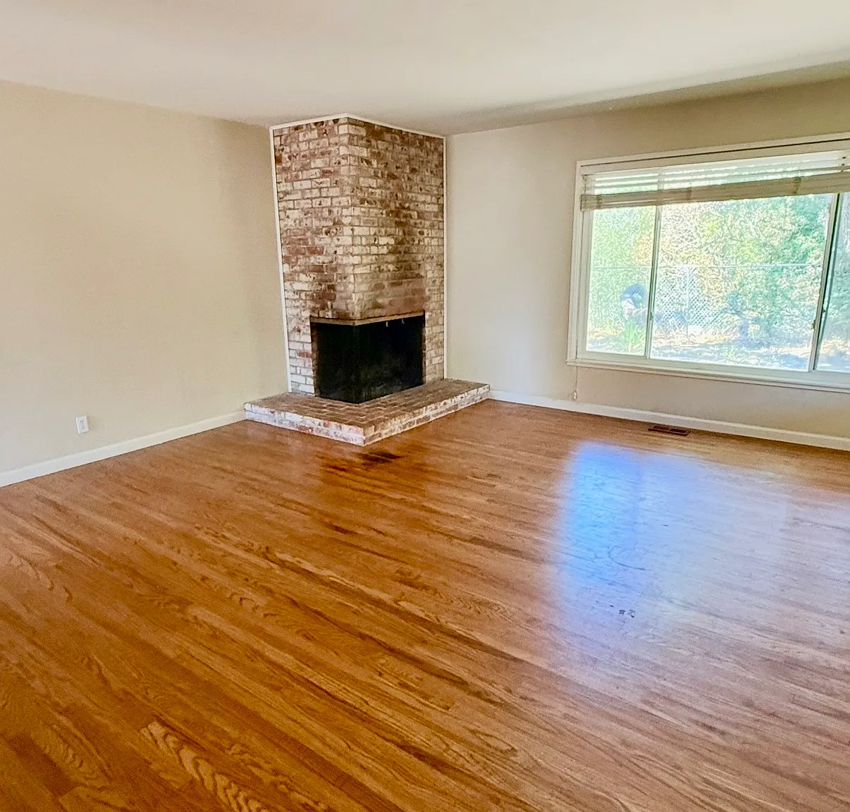 4 bed, 1720 sqft, $4,800 — Photo 3