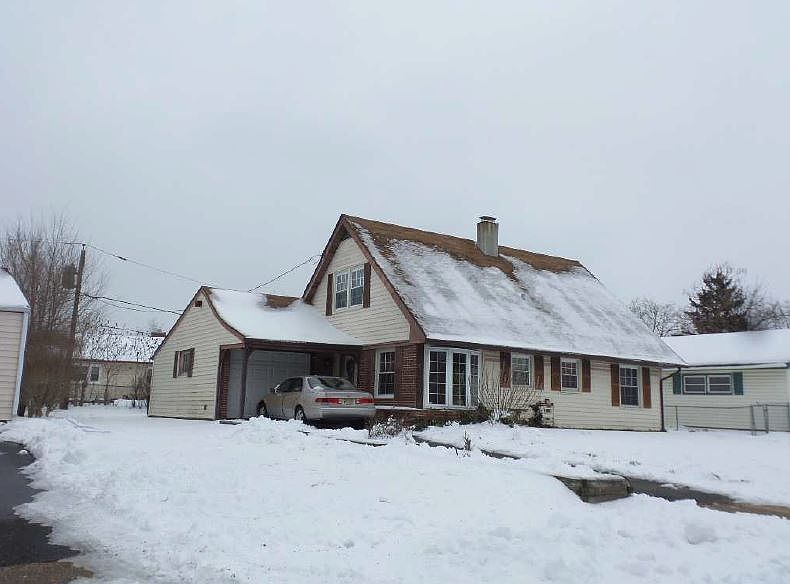 2nd image of 49 Bolton Ln