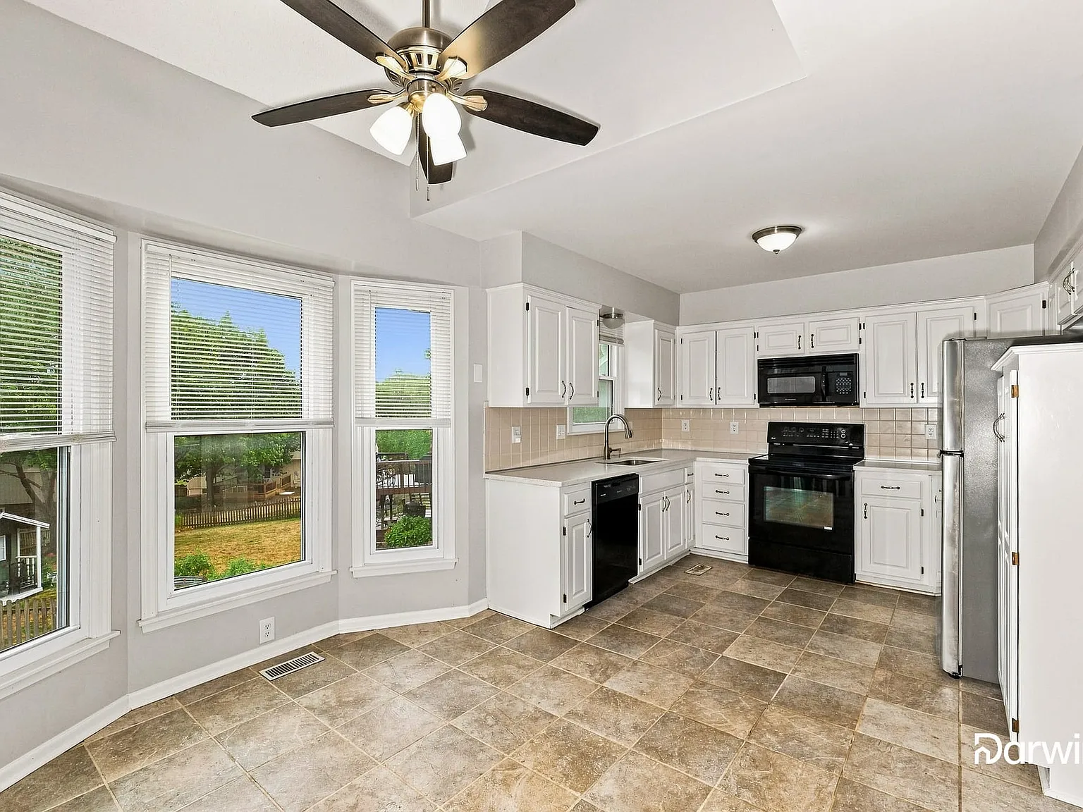 4 bed, 2.5 bath, 2252 sqft, $2,490 — Photo 4