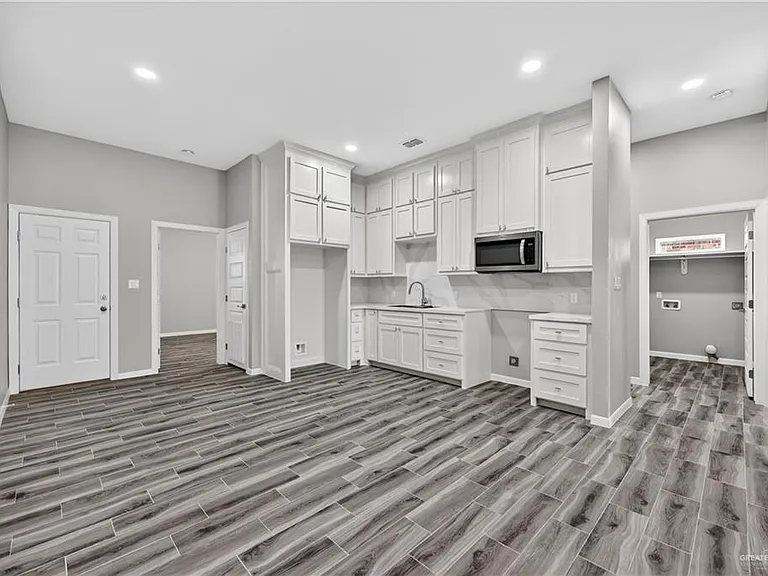 704 W 25th St — Photo 11