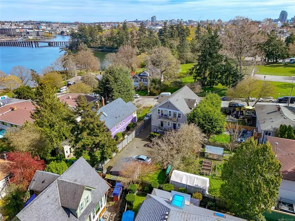 1216 Styles St #D, Victoria, BC V9A 3Z5
